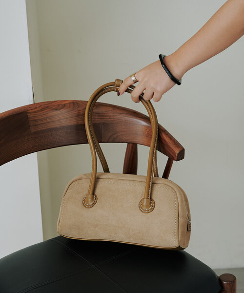 Omekashi（オメカシ）の「フェイクスウェードボストンバッグ（トートバッグ・レディース・ベージュ/ブラウン・ONE SIZE）」の6枚目の写真