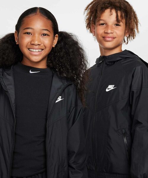 NIKE(ナイキ)の「ナイキ スポーツウェア ウィンドランナー ジュニア フーデッド レペル ジャケット / Nike Sportswear Windrunner Big Kids' Hooded Repel Jacket FZ5516-010 Black(ブルゾン・キッズ・ブラック・130/140/150/160/170)」の3枚目の写真