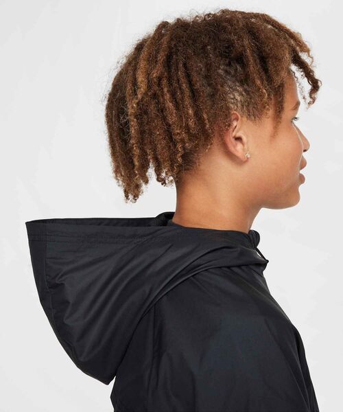 NIKE(ナイキ)の「ナイキ スポーツウェア ウィンドランナー ジュニア フーデッド レペル ジャケット / Nike Sportswear Windrunner Big Kids' Hooded Repel Jacket FZ5516-010 Black(ブルゾン・キッズ・ブラック・130/140/150/160/170)」の4枚目の写真