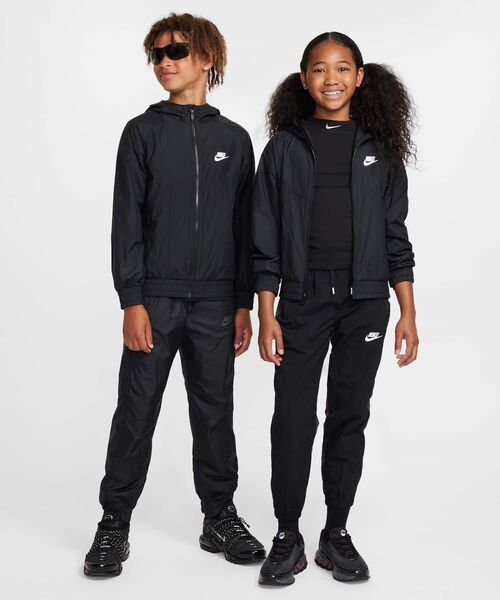 NIKE(ナイキ)の「ナイキ スポーツウェア ウィンドランナー ジュニア フーデッド レペル ジャケット / Nike Sportswear Windrunner Big Kids' Hooded Repel Jacket FZ5516-010 Black(ブルゾン・キッズ・ブラック・130/140/150/160/170)」の6枚目の写真