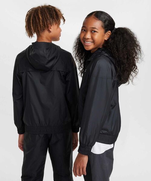 NIKE(ナイキ)の「ナイキ スポーツウェア ウィンドランナー ジュニア フーデッド レペル ジャケット / Nike Sportswear Windrunner Big Kids' Hooded Repel Jacket FZ5516-010 Black(ブルゾン・キッズ・ブラック・130/140/150/160/170)」の7枚目の写真