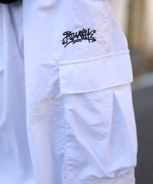 ATMARK（アットマーク）の「《フリーサイズ　/　UNISEX　》ワンポイント　グラフィティロゴ　ナイロン　カーゴパンツ（カーゴパンツ・メンズ・ホワイト/レッド/ブラック/カーキ/ブルー・FREE）」の12枚目の写真