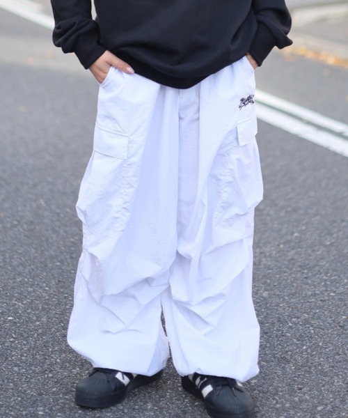 ATMARK（アットマーク）の「《フリーサイズ　/　UNISEX　》ワンポイント　グラフィティロゴ　ナイロン　カーゴパンツ（カーゴパンツ・メンズ・ホワイト/レッド/ブラック/カーキ/ブルー・FREE）」の8枚目の写真