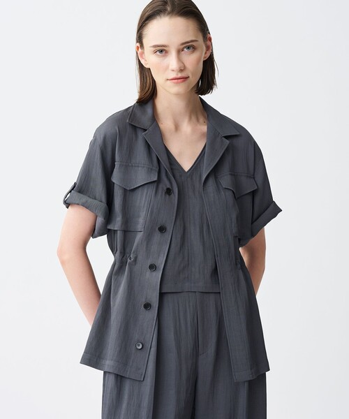 uncrave(アンクレイヴ)の「ドレープツイル Vネックトップス(シャツ/ブラウス・レディース・ベージュ系/アイボリー系/ダルブルー系・2/1)」の10枚目の写真