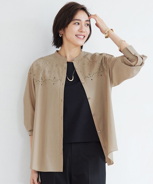 自由区（ジユウク）の「エンブロイダリーブロードシャツ ブラウス（シャツ/ブラウス・レディース・アイボリー系/黄土色系/スカイブルー系2・46/44）」の2枚目の写真