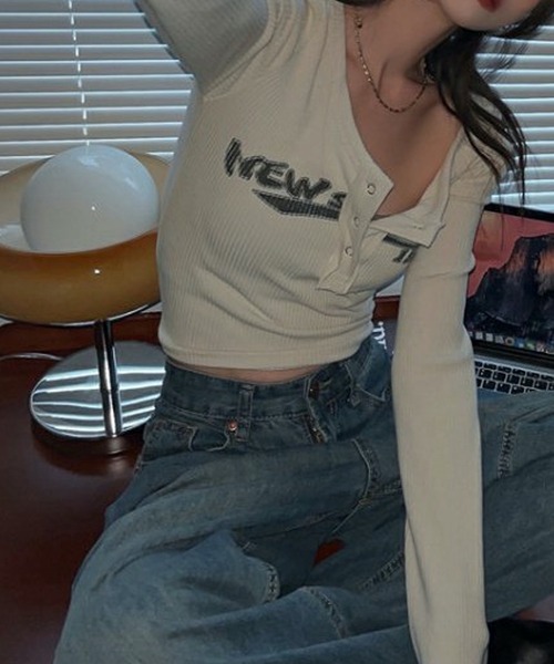 CERCA（チェルカ）の「HALEY PESCA/Y2K　ショート丈ハーフボタンカットソー（Tシャツ/カットソー・レディース・ブラック/アイボリー・MEDIUM/SMALL/LARGE）」の17枚目の写真