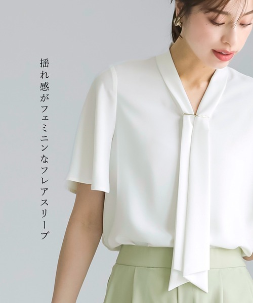 WHITE JOOLA(ホワイトジョーラ)の「洗濯機OK・接触冷感【 一枚で着映える 】とろみデシン・ボウタイデザインフレア半袖ブラウス(シャツ/ブラウス・レディース・グレイッシュブルー/オフホワイト/ベージュ・S/M/L)」の10枚目の写真