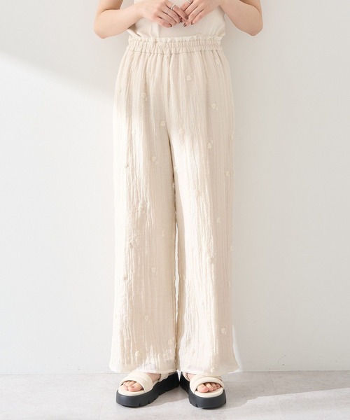 earth music&ecology(アースミュージックアンドエコロジー)の「3Dフラワーパンツ(その他パンツ・レディース・オフホワイト/ブラック・FREE)」の2枚目の写真