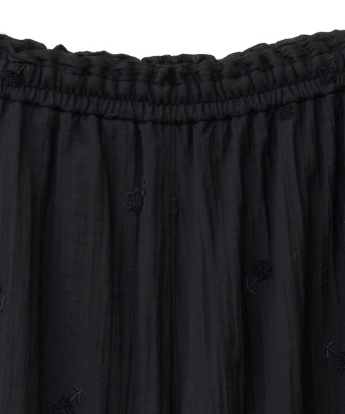 earth music&ecology(アースミュージックアンドエコロジー)の「3Dフラワーパンツ(その他パンツ・レディース・オフホワイト/ブラック・FREE)」の9枚目の写真