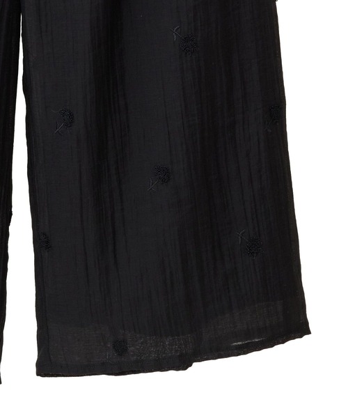 earth music&ecology(アースミュージックアンドエコロジー)の「3Dフラワーパンツ(その他パンツ・レディース・オフホワイト/ブラック・FREE)」の8枚目の写真