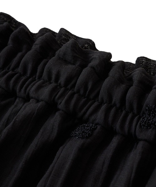 earth music&ecology(アースミュージックアンドエコロジー)の「3Dフラワーパンツ(その他パンツ・レディース・オフホワイト/ブラック・FREE)」の7枚目の写真