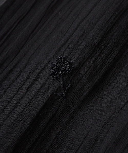 earth music&ecology(アースミュージックアンドエコロジー)の「3Dフラワーパンツ(その他パンツ・レディース・オフホワイト/ブラック・FREE)」の6枚目の写真