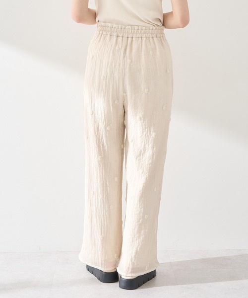 earth music&ecology(アースミュージックアンドエコロジー)の「3Dフラワーパンツ(その他パンツ・レディース・オフホワイト/ブラック・FREE)」の21枚目の写真