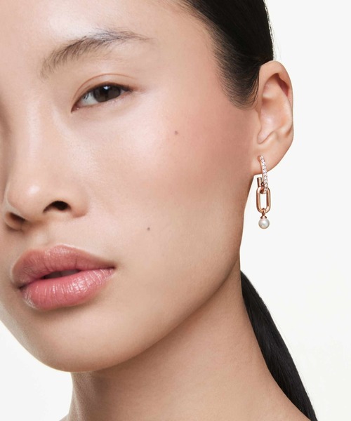 SWAROVSKI(スワロフスキー)の「【公式】【スワロフスキー】Constella ドロップピアス, クリスタル・パール, ラウンドカット, ホワイト, ローズゴールドトーン・プレーティング(ピアス(両耳用)・レディース・ホワイト・ONESIZE)」の5枚目の写真