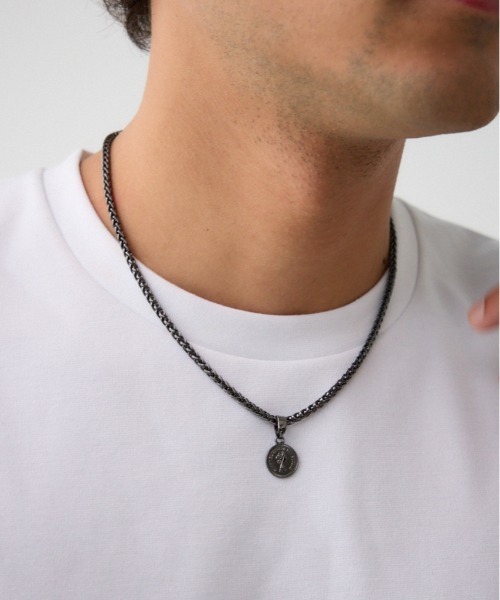 AZUL by moussy（アズールバイマウジー）の「ツイストチェーンコインネックレス（ネックレス・メンズ・ゴールド/ブラック/シルバー・FREE）」の2枚目の写真