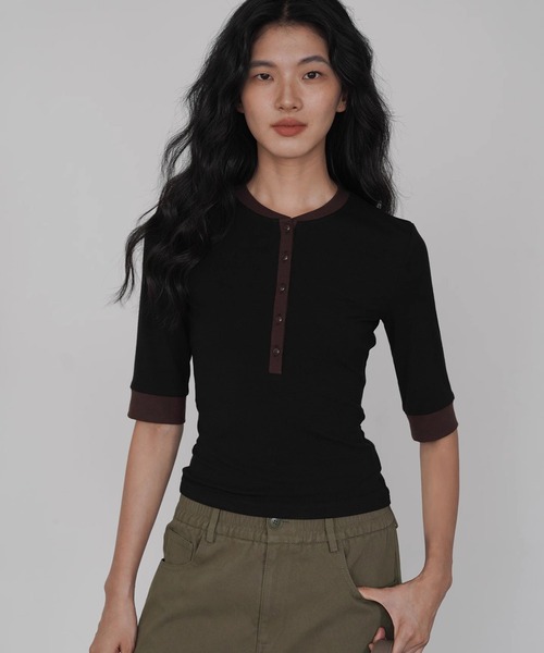 EIGHTHMONTH(エイスマンス)の「ヘンリーネックバイカラートップス EM25a001【EIGHTHMONTH】(Tシャツ/カットソー・レディース・ブラック/ブラウン・M/S)」の2枚目の写真