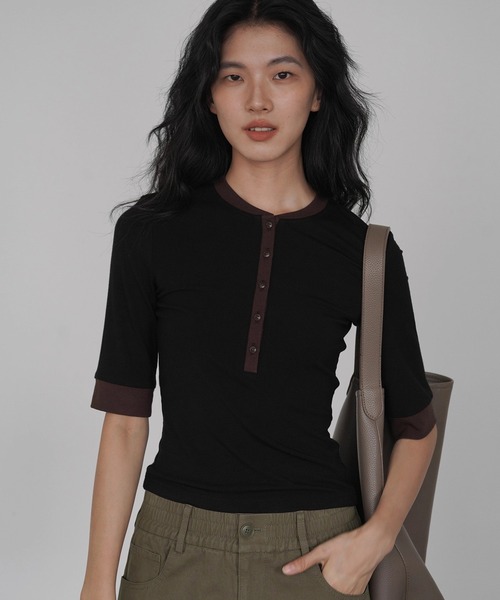 EIGHTHMONTH(エイスマンス)の「ヘンリーネックバイカラートップス EM25a001【EIGHTHMONTH】(Tシャツ/カットソー・レディース・ブラック/ブラウン・M/S)」の3枚目の写真