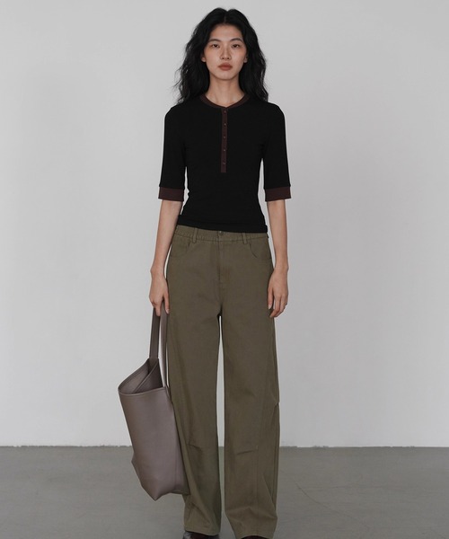 EIGHTHMONTH(エイスマンス)の「ヘンリーネックバイカラートップス EM25a001【EIGHTHMONTH】(Tシャツ/カットソー・レディース・ブラック/ブラウン・M/S)」の4枚目の写真
