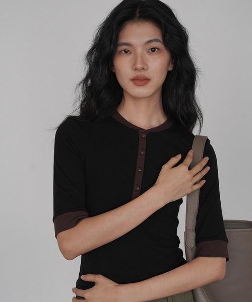 EIGHTHMONTH(エイスマンス)の「ヘンリーネックバイカラートップス EM25a001【EIGHTHMONTH】(Tシャツ/カットソー・レディース・ブラック/ブラウン・M/S)」の6枚目の写真