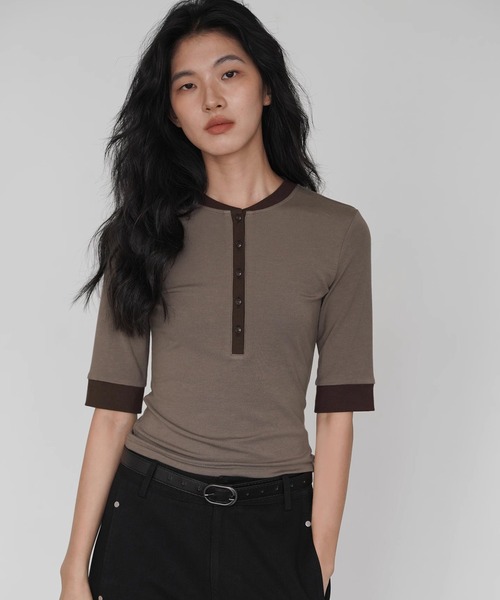 EIGHTHMONTH(エイスマンス)の「ヘンリーネックバイカラートップス EM25a001【EIGHTHMONTH】(Tシャツ/カットソー・レディース・ブラック/ブラウン・M/S)」の7枚目の写真