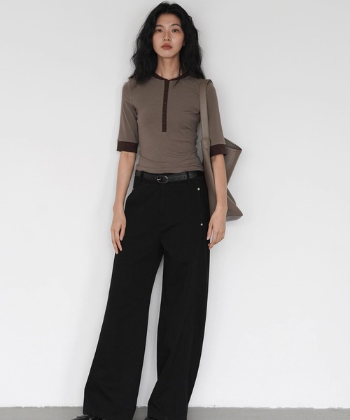 EIGHTHMONTH(エイスマンス)の「ヘンリーネックバイカラートップス EM25a001【EIGHTHMONTH】(Tシャツ/カットソー・レディース・ブラック/ブラウン・M/S)」の9枚目の写真