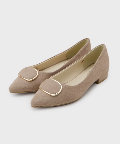 OPAQUE.CLIP（オペークドットクリップ）の「【抗菌防臭加工／通勤対応可能】デザインバックルポインテッドパンプス（パンプス・レディース・ベージュ系6/ブラック・02/03/01）」の2枚目の写真