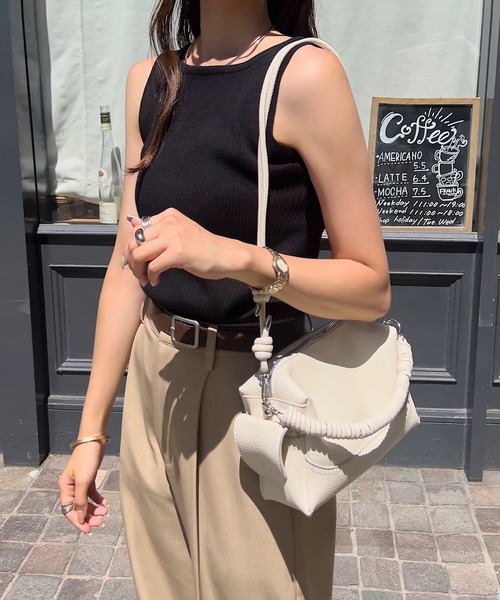 KOBE LETTUCE（コウベレタス）の「デザインハンドル2wayショルダーバッグ（ハンドバッグ・レディース・ブラック/グレー/ホワイト/キャメル・M）」の7枚目の写真