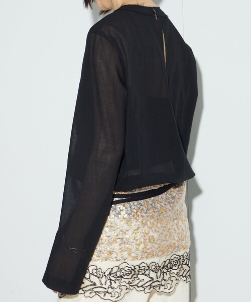 AEWEN MATOPH（イウエン マトフ）の「＜AEWEN MATOPH＞カットオフプルオーバーブラウス（シャツ/ブラウス・レディース・オフホワイト/ブラック・FREE）」の2枚目の写真