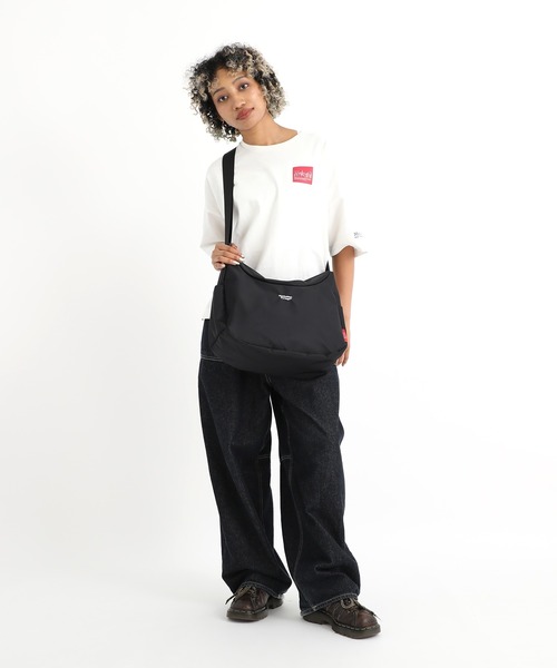 Manhattan Portage(マンハッタンポーテージ)の「MURRAY HILL SHOULDER BAG FLIGHT NYLON BACKING(ショルダーバッグ・メンズ・ブラック・MEDIUM)」の4枚目の写真