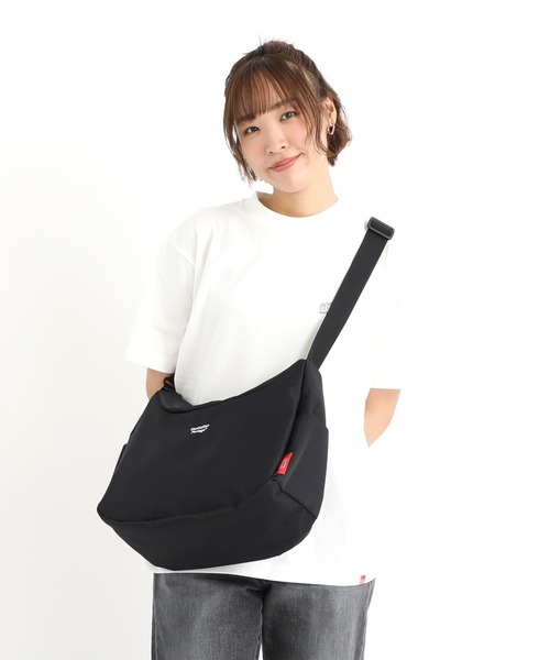 Manhattan Portage(マンハッタンポーテージ)の「MURRAY HILL SHOULDER BAG FLIGHT NYLON BACKING(ショルダーバッグ・メンズ・ブラック・MEDIUM)」の3枚目の写真