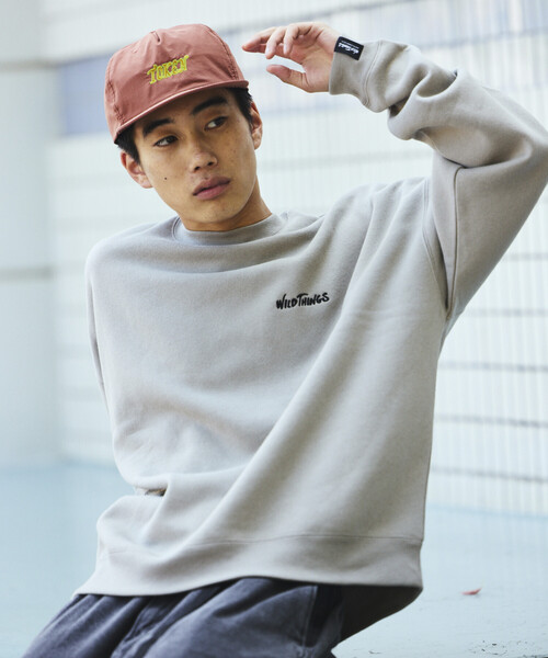 FREAK'S STORE（フリークスストア）の「限定展開 WILD THINGS×FREAK'S STORE/ワイルドシングス 別注 ビッグシルエット マルチプリントデザイン クルーネックスウェット（スウェット・メンズ・グレイッシュベージュ/ブラック/アッシュグレー/スミクロ・SMALL/MEDIUM/LARGE）」の4枚目の写真