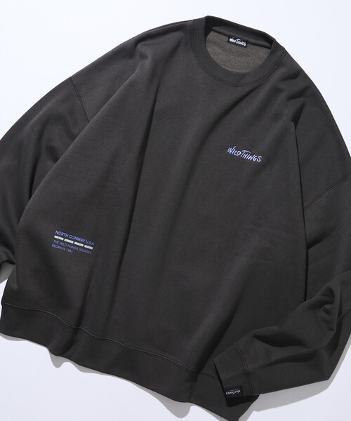 FREAK'S STORE（フリークスストア）の「限定展開 WILD THINGS×FREAK'S STORE/ワイルドシングス 別注 ビッグシルエット マルチプリントデザイン クルーネックスウェット（スウェット・メンズ・グレイッシュベージュ/ブラック/アッシュグレー/スミクロ・SMALL/MEDIUM/LARGE）」の5枚目の写真
