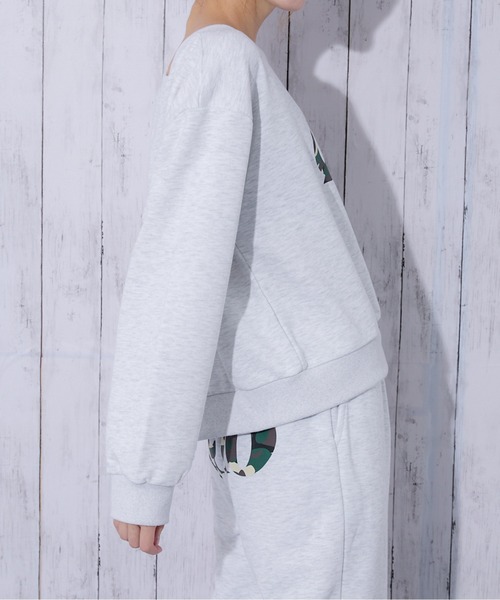GORGE(ゴージ)の「《カモフラロゴ×オフショルゆるシルエット》レディース 裏毛 クルーネックスウェット ラバープリント 春秋冬(スウェット・レディース・ブラック/チャコール/オートミール・F)」の9枚目の写真