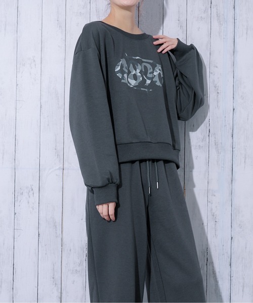 GORGE(ゴージ)の「《カモフラロゴ×オフショルゆるシルエット》レディース 裏毛 クルーネックスウェット ラバープリント 春秋冬(スウェット・レディース・ブラック/チャコール/オートミール・F)」の4枚目の写真