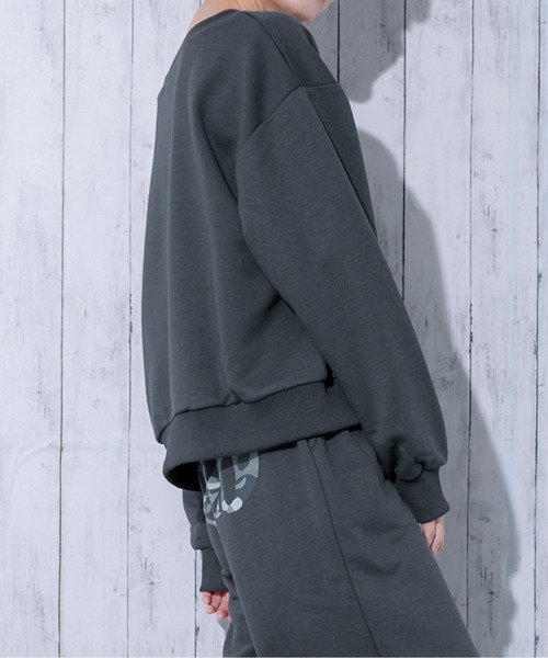 GORGE(ゴージ)の「《カモフラロゴ×オフショルゆるシルエット》レディース 裏毛 クルーネックスウェット ラバープリント 春秋冬(スウェット・レディース・ブラック/チャコール/オートミール・F)」の17枚目の写真
