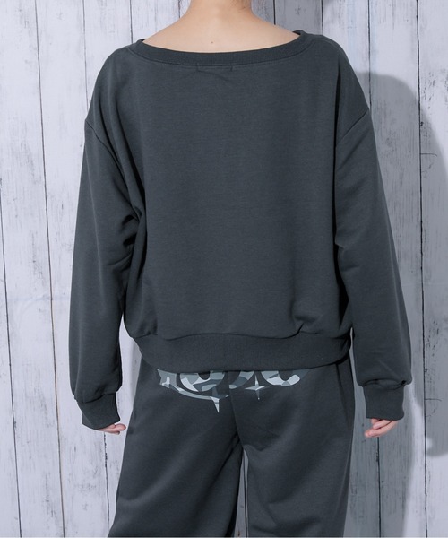 GORGE(ゴージ)の「《カモフラロゴ×オフショルゆるシルエット》レディース 裏毛 クルーネックスウェット ラバープリント 春秋冬(スウェット・レディース・ブラック/チャコール/オートミール・F)」の16枚目の写真