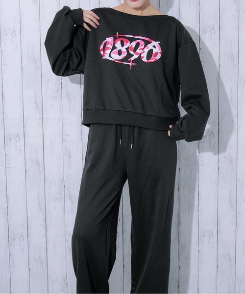 GORGE(ゴージ)の「《カモフラロゴ×オフショルゆるシルエット》レディース 裏毛 クルーネックスウェット ラバープリント 春秋冬(スウェット・レディース・ブラック/チャコール/オートミール・F)」の14枚目の写真