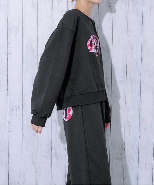 GORGE(ゴージ)の「《カモフラロゴ×オフショルゆるシルエット》レディース 裏毛 クルーネックスウェット ラバープリント 春秋冬(スウェット・レディース・ブラック/チャコール/オートミール・F)」の13枚目の写真