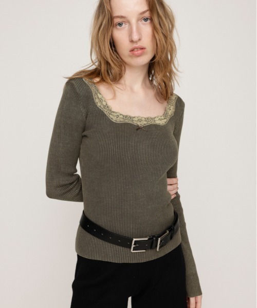 SLY(スライ)の「LACE DOCKING TOPS レースドッキング トップス 秋服 冬服(Tシャツ/カットソー・レディース・カーキ/ライトブラック/レッド・FREE)」の2枚目の写真