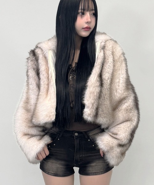 FOLLOWIN（フォロウィン）の「４color/【 トレンドのファージャケット 】フード付きファーボリュームショートアウター（その他アウター・レディース・ホワイト/カーキ/ブラウン/ブラック・FREE）」の2枚目の写真
