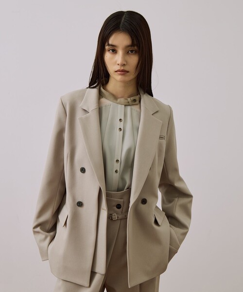 UNITED TOKYO（ユナイテッドトウキョウ）の「HAKAMAアシメジャケット｜セットアップ/オフィスカジュアル/オケージョン/秋服/冬服（テーラードジャケット・レディース・ブラック/ベージュ・1/2）」の2枚目の写真
