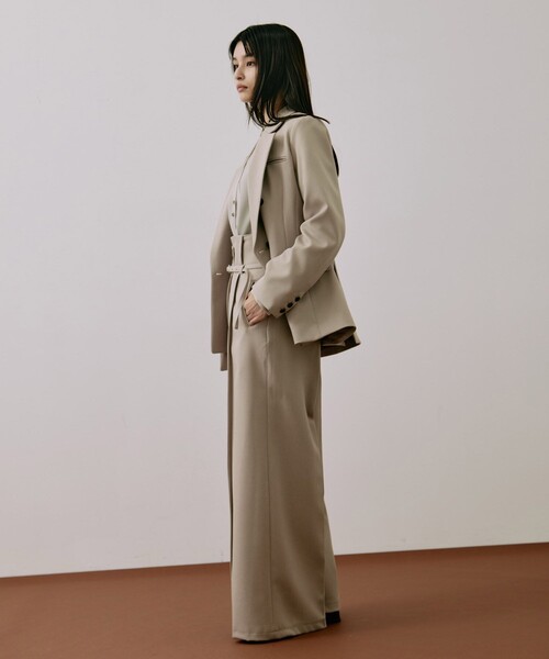 UNITED TOKYO（ユナイテッドトウキョウ）の「HAKAMAアシメジャケット｜セットアップ/オフィスカジュアル/オケージョン/秋服/冬服（テーラードジャケット・レディース・ブラック/ベージュ・1/2）」の4枚目の写真