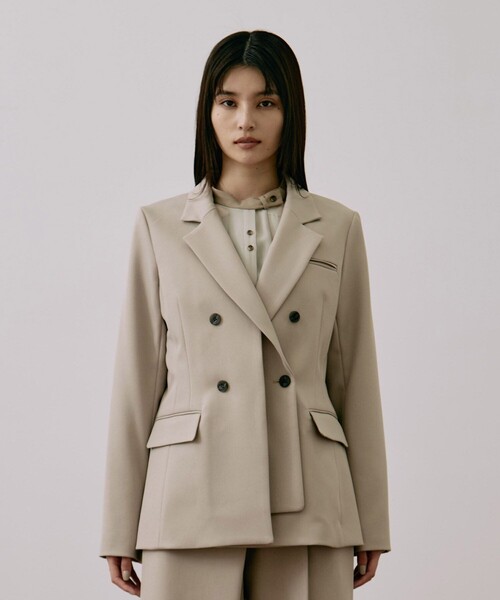 UNITED TOKYO（ユナイテッドトウキョウ）の「HAKAMAアシメジャケット｜セットアップ/オフィスカジュアル/オケージョン/秋服/冬服（テーラードジャケット・レディース・ブラック/ベージュ・1/2）」の7枚目の写真