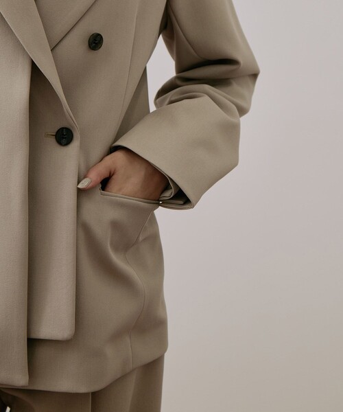 UNITED TOKYO（ユナイテッドトウキョウ）の「HAKAMAアシメジャケット｜セットアップ/オフィスカジュアル/オケージョン/秋服/冬服（テーラードジャケット・レディース・ブラック/ベージュ・1/2）」の13枚目の写真