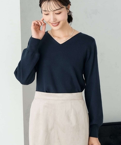 a.v.v（アーヴェヴェ）の「【洗える】Vネック美ラクるパフスリーブニット【WEB限定】（ニット/セーター・レディース・ピンク/ネイビー/ライラック/チャコールグレー・40/42/38/34/36）」の2枚目の写真