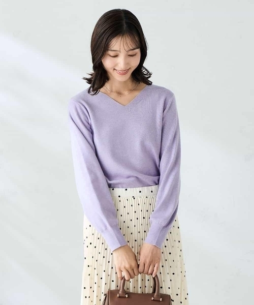 a.v.v（アーヴェヴェ）の「【洗える】Vネック美ラクるパフスリーブニット【WEB限定】（ニット/セーター・レディース・ピンク/ネイビー/ライラック/チャコールグレー・40/42/38/34/36）」の3枚目の写真