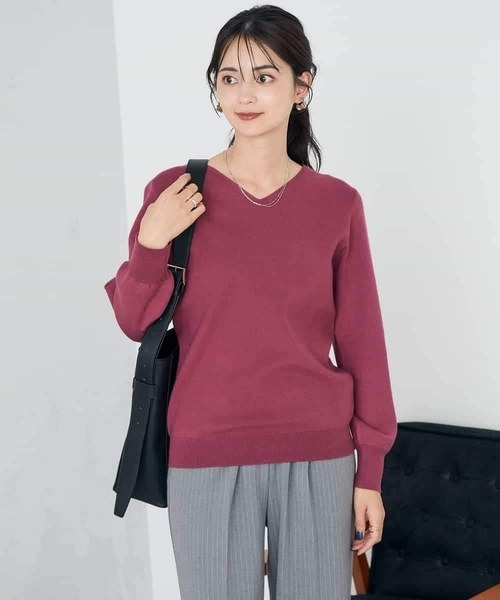a.v.v（アーヴェヴェ）の「【洗える】Vネック美ラクるパフスリーブニット【WEB限定】（ニット/セーター・レディース・ピンク/ネイビー/ライラック/チャコールグレー・40/42/38/34/36）」の4枚目の写真