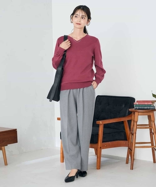 a.v.v（アーヴェヴェ）の「【洗える】Vネック美ラクるパフスリーブニット【WEB限定】（ニット/セーター・レディース・ピンク/ネイビー/ライラック/チャコールグレー・40/42/38/34/36）」の6枚目の写真