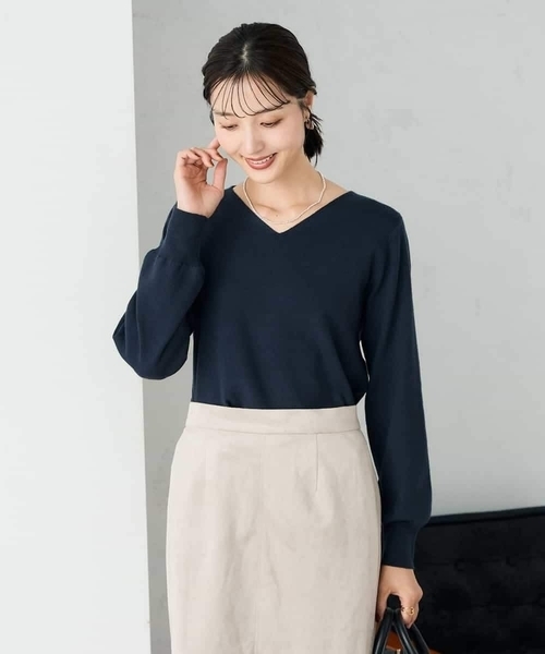 a.v.v（アーヴェヴェ）の「【洗える】Vネック美ラクるパフスリーブニット【WEB限定】（ニット/セーター・レディース・ピンク/ネイビー/ライラック/チャコールグレー・40/42/38/34/36）」の17枚目の写真