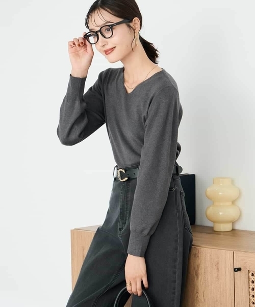 a.v.v（アーヴェヴェ）の「【洗える】Vネック美ラクるパフスリーブニット【WEB限定】（ニット/セーター・レディース・ピンク/ネイビー/ライラック/チャコールグレー・40/42/38/34/36）」の22枚目の写真